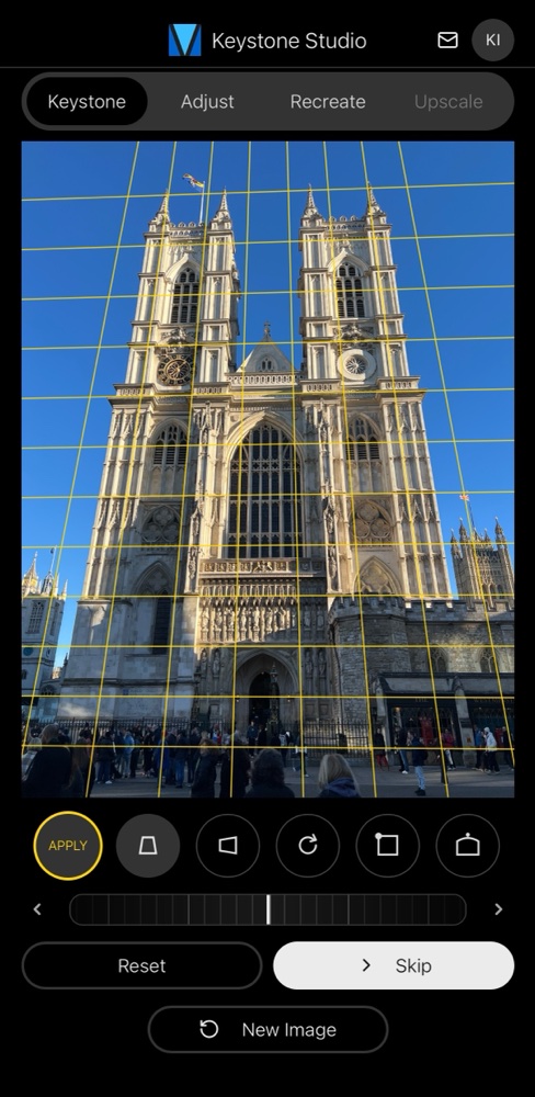 Keystone Photo Studio auto-detecting the vanishing lines on a photo of Westminster Abbey, shown as a yellow grid following the converging verticals